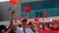 香港亲中人士挥舞中国国旗庆祝中共建政70周年。(2019年10月1日)