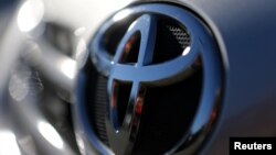 Logo Toyota tampak di sebuah mobil di Sao Paulo, Brazil tanggal 2 Juni 2017. Toyota telah menyatakan pihaknya akan membat pengereman darurat otomatis standar bagi hampir semua model yang dipasarkan di AS menjelang tahun 2017 (foto: REUTERS/Paulo Whitaker)