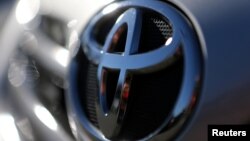 Logo Toyota terlihat pada sebuah mobil di Sao Paulo, Brazil, 2 Juni 2017. (Foto: Reuters)