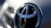 Logo Toyota terlihat pada sebuah mobil di Sao Paulo, Brasil, 2 Juni 2017. (Foto: Reuters)