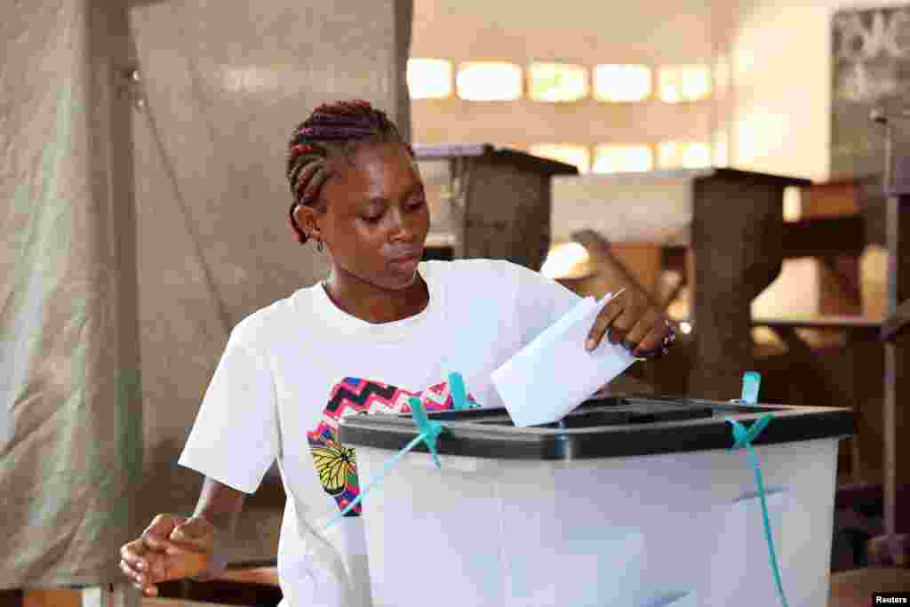 Uma mulher vota durante as eleições legislativas e regionais do Togo, em Lomé, Togo, a 29 de abril de 2024.