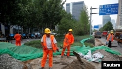 16일 중국 베이징 상업지구의 건설 현장에서 인부들이 일을 하고 있다. 