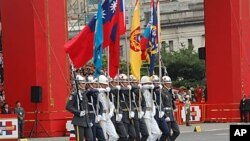 台灣百年慶典上三軍儀仗隊舉著的國旗等旗幟