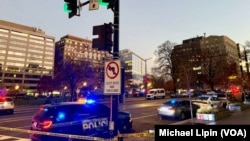 حضور نیروهای پلیس و امنیتی در منطقه‌ای در نزدیکی کاخ سفید در شهر واشنگتن که دو نیروی گارد ملی هدف تیراندزای قرار گرفتند 