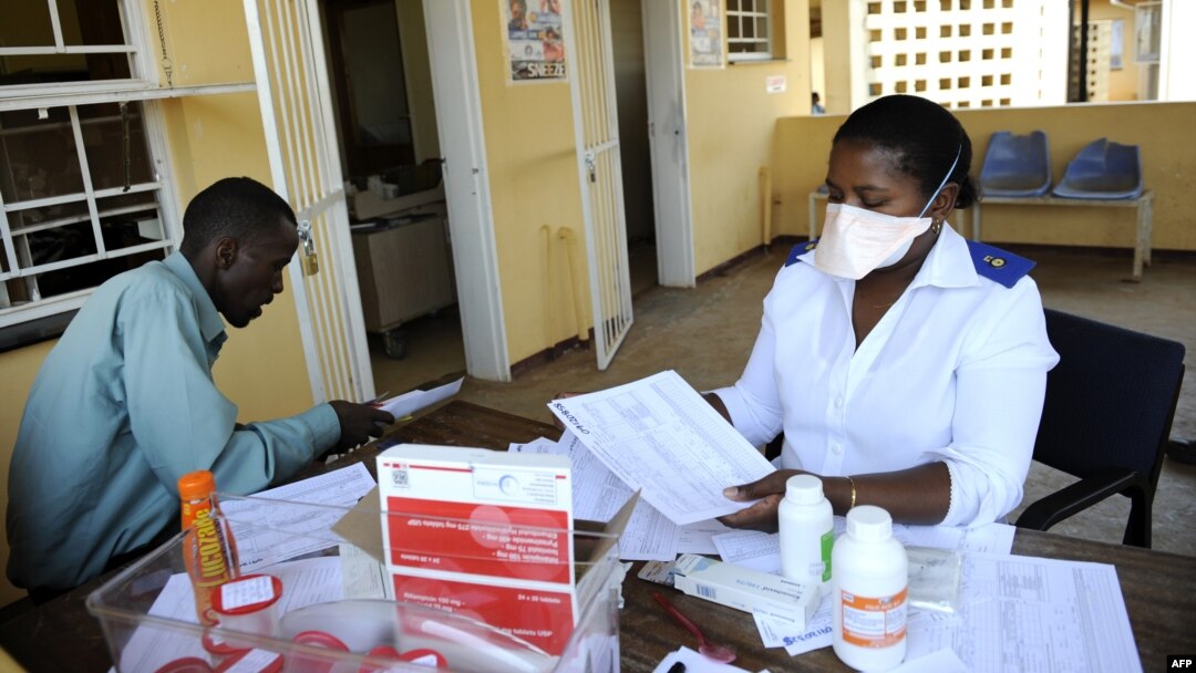 Seorang pasien menunggu untuk mendapatkan pilnya saat ia menemui perawat di pusat kesehatan Nhlangano di Swaziland (foto: AFP PHOTO/Stephane de Sakutin)