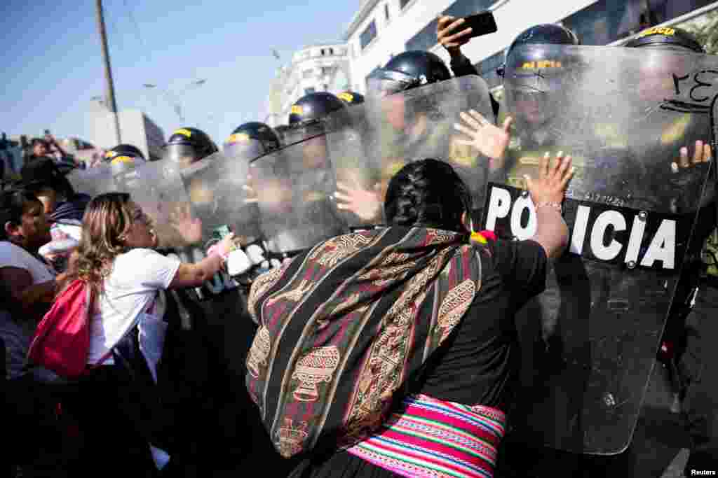 Agentes de la policía antidisturbios se enfrentan a manifestantes cerca del Congreso Nacional, en Lima, el miércoles 13 de noviembre de 2024.