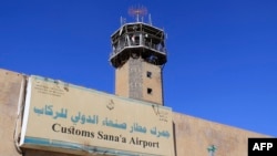 Menara pengawas lalu lintas udara Bandara Internasional Sanaa, di Yaman, yang rusak akibat serangan udara Israel, Jumat, 27 Desember 2024. (Foto: Mohammed Huwais/AFP)