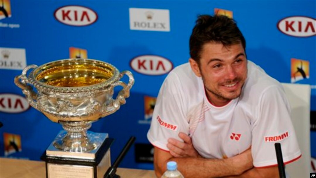 Petenis Swiss, Stanislas Wawrinka dengan trophy juara Australia Terbuka saat melakukan konferensi pers di Melbourne, Australia hari Minggu (26/1). 