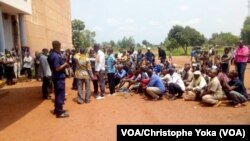 Des agents de santé affectés à la riposte contre Ebola lors d'un sit-in à Mbandaka, province de l'Équateur, RDC, 12 août 2020. (VOA/Christophe Yoka)