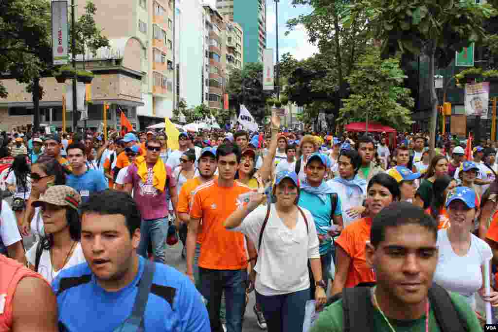 Miles de jóvenes marcharon pacíficamente el jueves por las calles de Caracas.