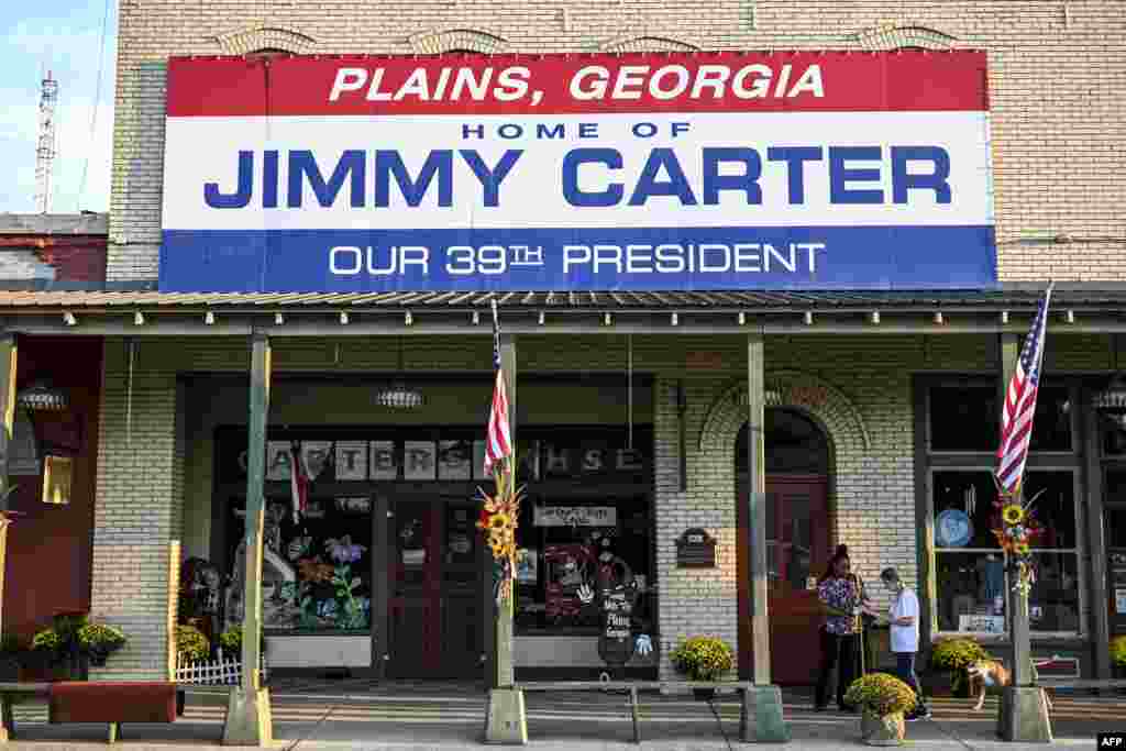 Un panneau indiquant « Home of Jimmy Carter » (La maison de Jimmy Carter) à Plains, en Géorgie, le 30 septembre 2024. (CHANDAN KHANNA / AFP)