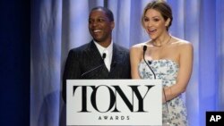 Leslie Odom Jr., left, and Katharine McPhee attend the 2018 Tony Awards nominations announcement at the New York Public Library for the Performing Arts on Tuesday, May 1, 2018, in New York. (Photo by Charles Sykes/Invision/AP)