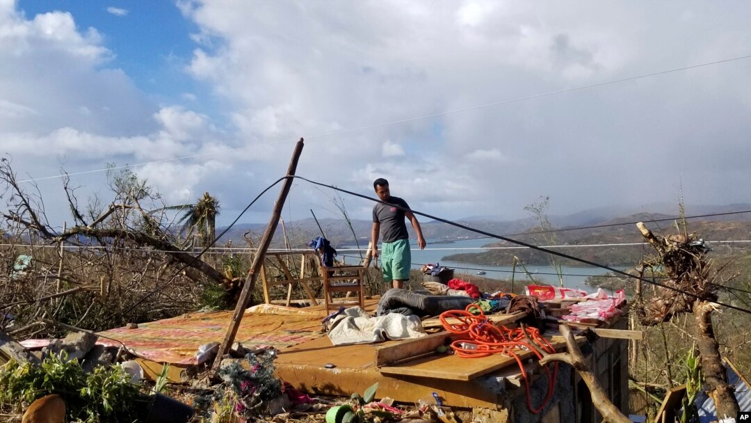 Seorang pria di memeriksa rumahnya yang porak poranda di Kepulauan Dinagat pada 19 Desember 2021, akibat Topan Rai yang melanda Filipina pekan lalu. (Foto: Office of the Vice President via AP)