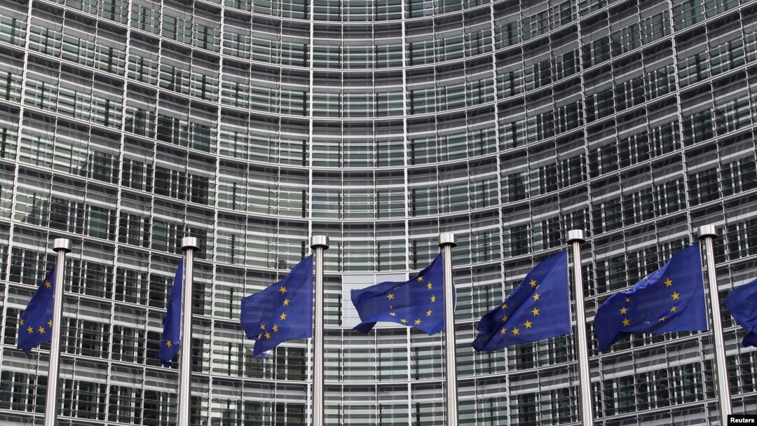 Bendera Uni Eropa terlihat di luar markas Komisi Eropa di Brussels (Foto: dok). Uni Eropa akan meninjau kembali hubungannya dengan Mesir, menyusul kekerasan yang berlangsung di wilayah tersebut.