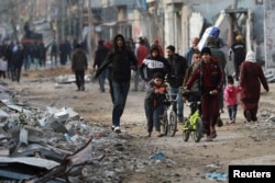 Palestinians locomotion  connected  a destroyed thoroughfare  aft  Israeli forces withdrew from a portion  of Nuseirat pursuing  a crushed  cognition  amid the ongoing struggle  betwixt  Israel and Hamas successful  Nuseirat, cardinal  Gaza Strip, Nov. 29, 2024.