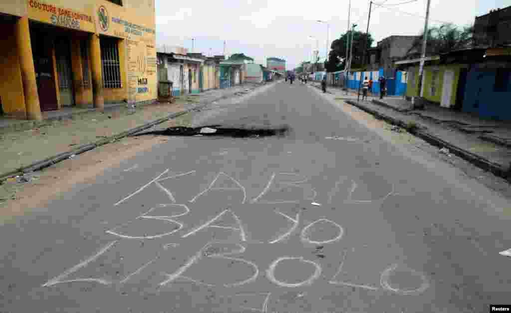 Un grafiti contre le président Joseph Kabila a été dessiné sur une route de la capitale, en RDC, le 20 décembre 2016.