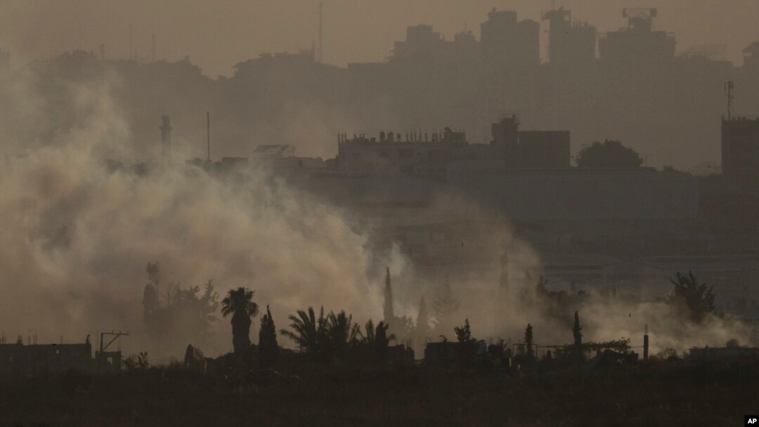 Una explosión causa una humareda en la Franja de Gaza, vista desde el sur de Israel, el 13 de mayo de 2024.