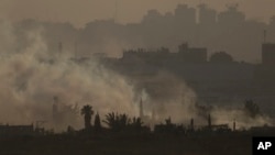 Una explosión causa una humareda en la Franja de Gaza, vista desde el sur de Israel, el 13 de mayo de 2024.