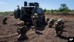 Osuđeni zatvorenici koji se pridružuju ukrajinskoj vojsci treniraju na poligonu u Dnjepropetrovskoj oblasti, Ukrajina, 22. jun 2024 (Foto: AP Photo/Evgeniy Maloletka)