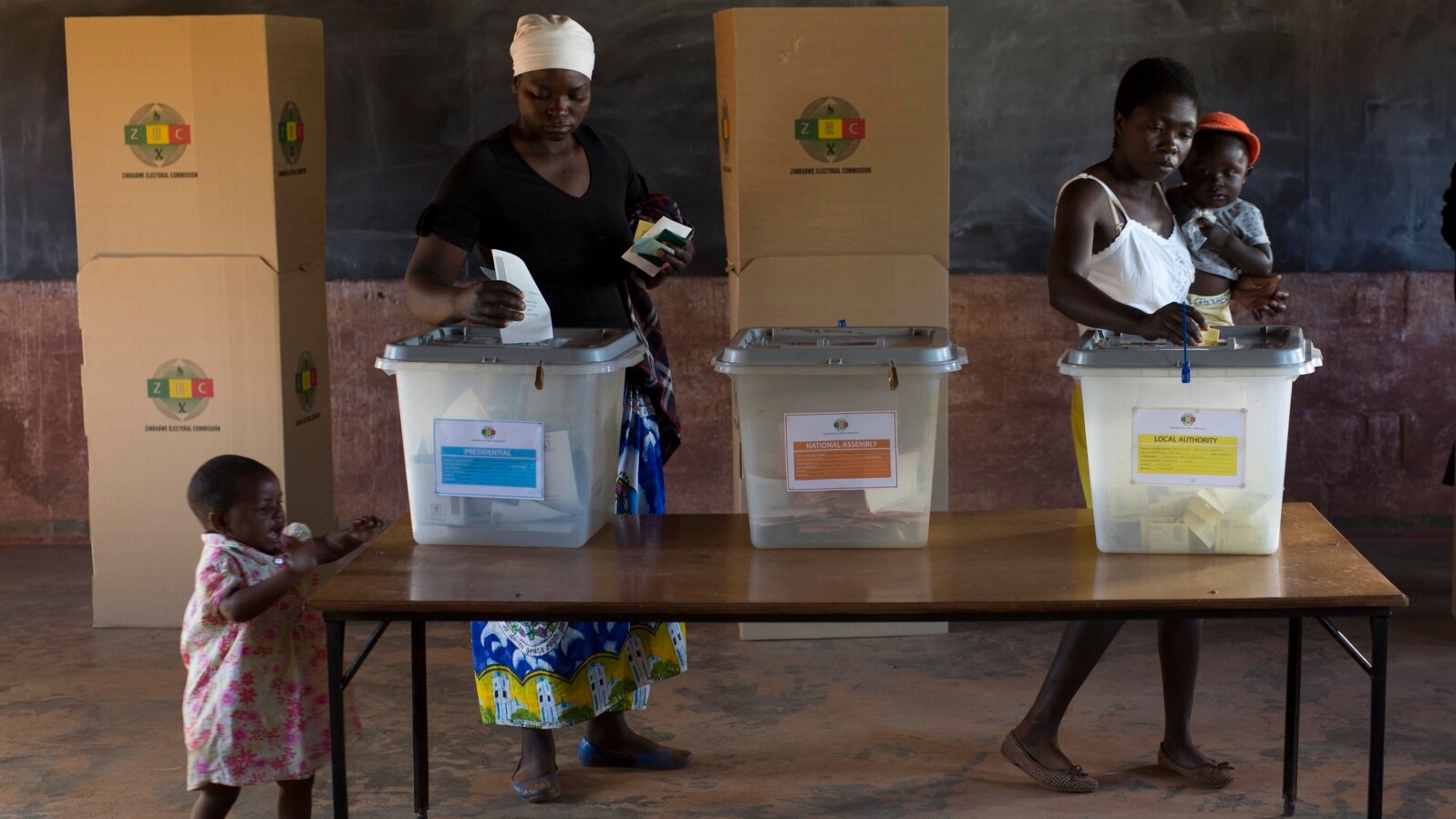 Bavota kukhetho lwelizwe eZimbabwe.