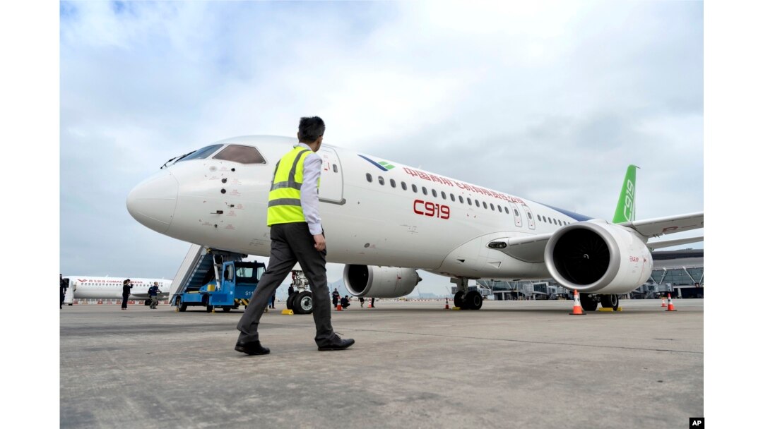 C919 buatan China dipajang di Bandara Internasional Hong Kong di Hong Kong, Rabu, 13 Desember 2023. (Foto: AP)