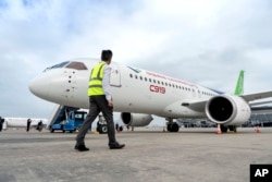 C919 buatan China dipajang di Bandara Internasional Hong Kong di Hong Kong, Rabu, 13 Desember 2023. (Foto: AP)