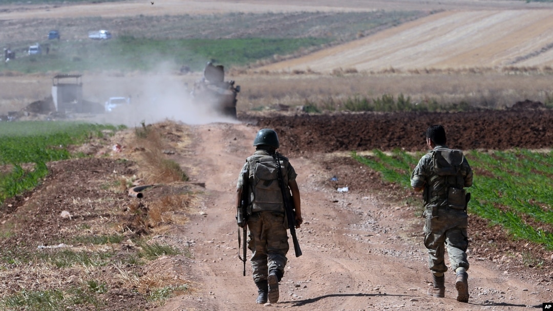 Tentara Turki melakukan patroli di desa Elbeyli, dekat kota Kilis, Turki selatan (foto: dok).