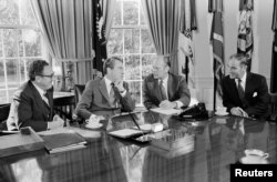 Presiden AS Richard Nixon bertemu dengan Wakil Presiden yang Ditunjuk Anggota Kongres Gerald Ford, Menteri Luar Negeri Henry Kissinger, dan Kepala Staf Alexander Haig, Jr., di Washington, AS, 13 Oktober 1973. (Foto: via Reuters)