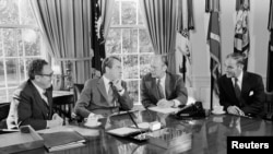 Уходящий в отставку президент Ричард Никсон проводит совещание с вице-президентом Джеральдом Фордом, госсекретарем Генри Киссинджером и главой аппарата Белого дома Александром Хейгом-младшим в Овальном кабинете Белого дома 13 октября 1973 года.