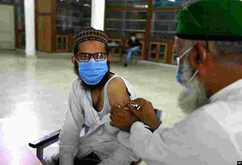 دریافت واکسن کرونا توسط یک دانشجو در یک دانشگاه اسلامی در لاهور، پاکستان