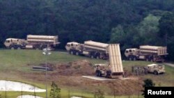 Componentes adicionales del Sistema Terminal de Defensa Aérea a Gran Altitud (THAAD por sus siglas en inglés) llegan a Seongju, Corea del Sur el 7 de septiembre de 2017.