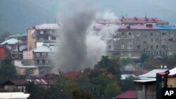 Asap tampak mengepul di Stepanakert, wilayah separatis Nagorno-Karabakh, akibat serangan artileri oleh pasukan Azerbaijan (4/11). 