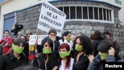 Decenas de estudiantes protestan luego que el gobierno suspendiera el canal Teleamazonas en Quito.