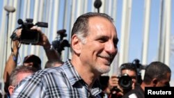 El agente cubano de la Red Avispa, René González habla con la prensa en las afueras de la Sección de Intereses de Estados Unidos en La Habana.