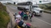 Migrantes venezolanos descansan durante su travesía a pie hacia Bogotá, en Tunja, Colombia. el 6 de octubre de 2020.