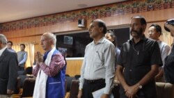 རྒྱ་གར་གྱི་བློན་ཆེན་ཟུར་པ་ཞིག་སྤྱི་འཐུས་ཀྱི་གྲོས་ཚོགས་སུ་ཟུར་ཉན་ལ་ཕེབས་པ།