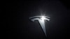 FILE: Logo Tesla di sebuah mobil di Los Angeles.