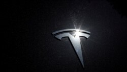 FILE: Logo Tesla di sebuah mobil di Los Angeles.
