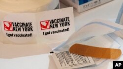 Implementos médicos de ayuda para la vacunación en un sitio de vacunas en Nueva York, en los apartamentos William Reid, en Brooklyn. Sábado 23 de enero de 2021.