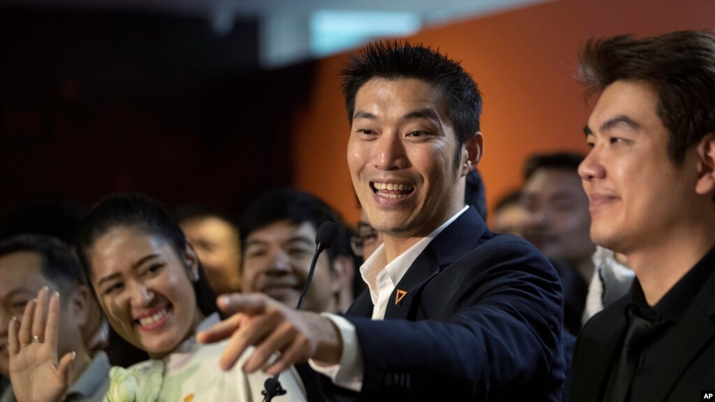 Mantan Pemimpin Partai Masa Depan Maju, Thanathorn Juangroongruangkit (tengah) memberikan keterangan kepada wartawan di Bangkok, 21 Januari 2020.