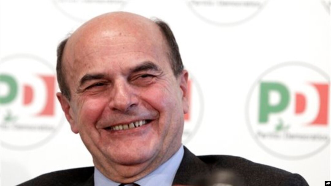 Pemimpin Partai Demokrat Italia Pier Luigi Bersani dalam jumpa pers dengan jaksa anti-mafia nasional Pietro Grasso, di Roma, 2012. (Foto: Dok)