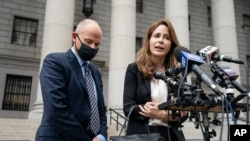 Michael Avenatti (kiri) bersama pengacaranya, Danya Perry (kanan), dalam konferensi pers di Pengadilan Federal Manhattan, Rabu, 8 Juli 2021. 