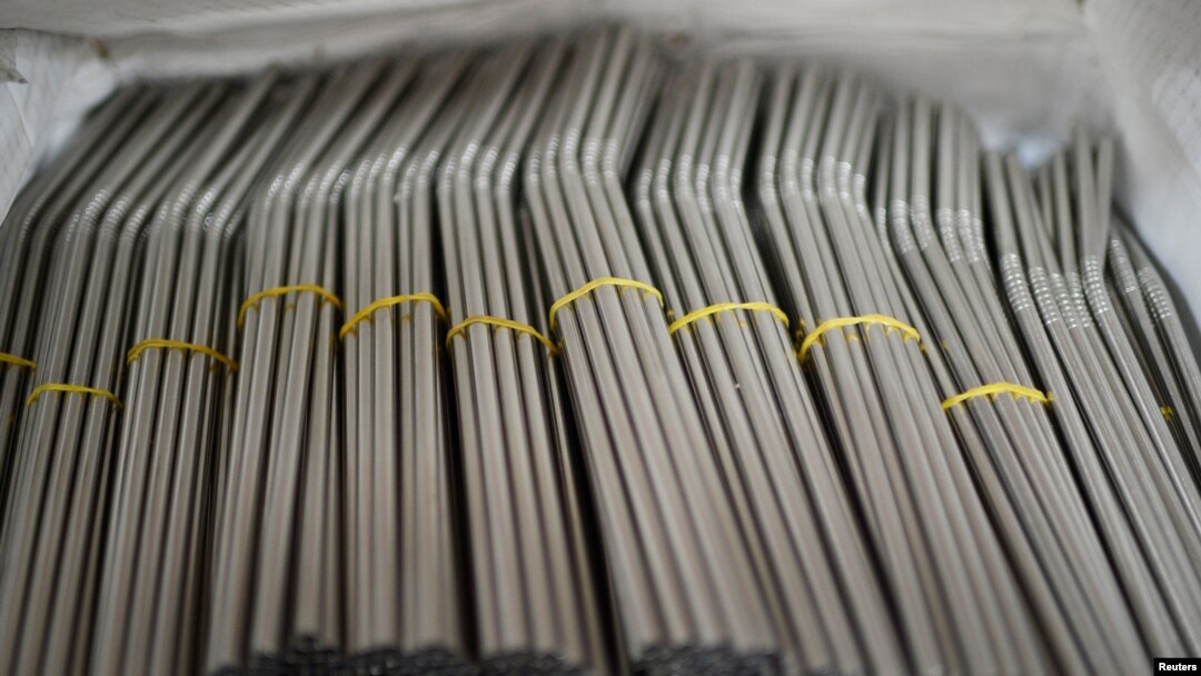 Stainless steel straws are displayed at the cooperative Sin Plastico (Without Plastic), which offers environmentally friendly household items free from plastic materials and packaging, in Bilbao, Spain, April 6, 2018. Britain plans to ban the sale of plas