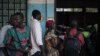 Des électeurs font la queue pour voter au bureau de vote du lycée Barthélemy Boganda dans le 1er arrondissement de Bangui, en République centrafricaine (RCA), le 27 décembre 2020.