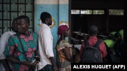 Des électeurs font la queue pour voter au bureau de vote du lycée Barthélemy Boganda dans le 1er arrondissement de Bangui, en République centrafricaine (RCA), le 27 décembre 2020.