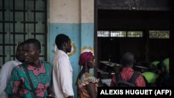 Les électeurs font la queue pour voter au bureau de vote du lycée Barthélemy Boganda dans le 1er arrondissement de Bangui, en République centrafricaine (RCA), le 27 décembre 2020.