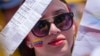 ARCHIVO - Una mujer muestra copias de las actas de votación de la elección presidencial de julio en Venezuela, que la oposición dice haber ganado, durante una manifestación en Bogotá, Colombia, el 17 de agosto de 2024.