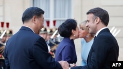 法国总统马克龙和夫人2024年5月7日在爱丽舍宫接待中国国家主席习近平及夫人出席国宴。（法新社） 