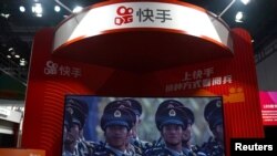 Una pantalla muestra un desfile de tropas en el 70 aniversario de la República Popular China el 1 de octubre de 2020.