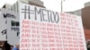 ARCHIVO - Una manifestante lleva un cartel con el popular hashtag de Twitter #MeToo, utilizado por personas que denuncian el acoso sexual mientras participa en una Marcha de Mujeres en Seattle, el 20 de enero de 2018.